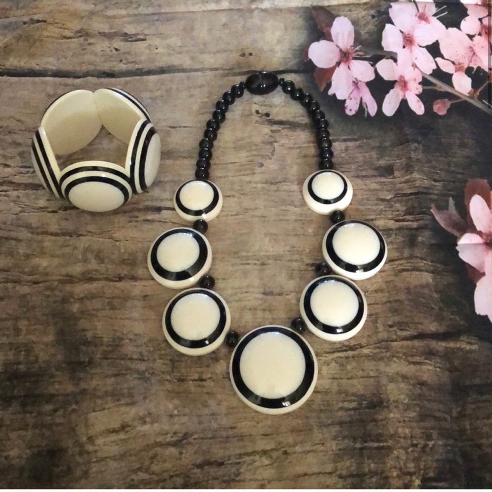 Necklace and bracelet set